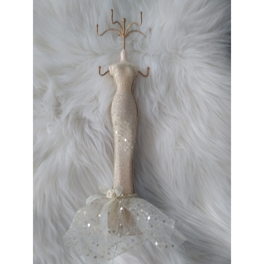 Mannequin jewelry stand